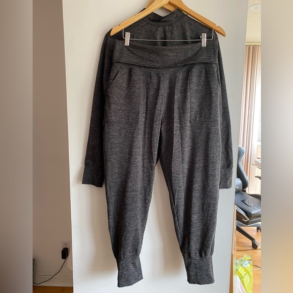 Matching sweatsuit, crop top and joggers set - Picture 6 of 6